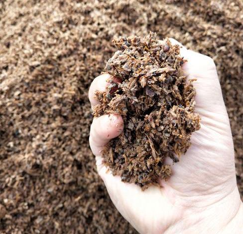 檢(jian)查(zha)酒(jiu)糟的(de)幹(gan)濕度(du)