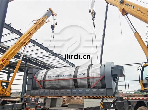 藥渣(zha)烘(hong)幹(gan)機(ji)吊(diao)裝